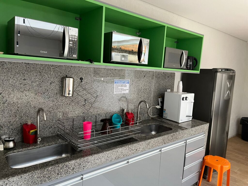 Microndas, geladeira e talheires disponível