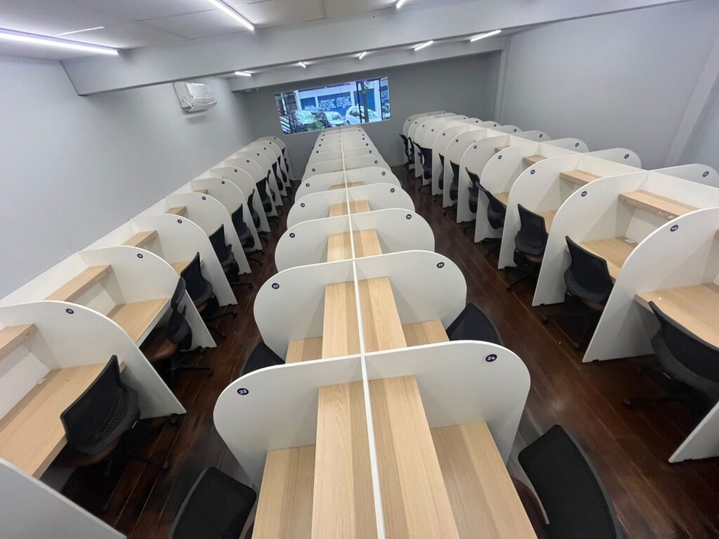 Cabines individuais com tomadas e luz individuasl